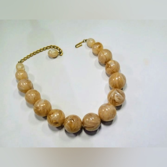 Pink marbled lucite, gold tone choker/. Necklace. Vintage mid century - Picture 9 of 14